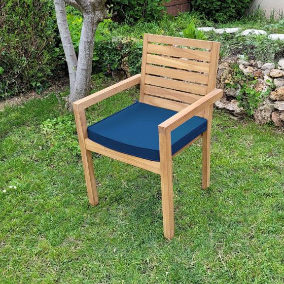 Coussin bleu marine présenté avec le fauteuil fixe de jardin en teck Tivoli