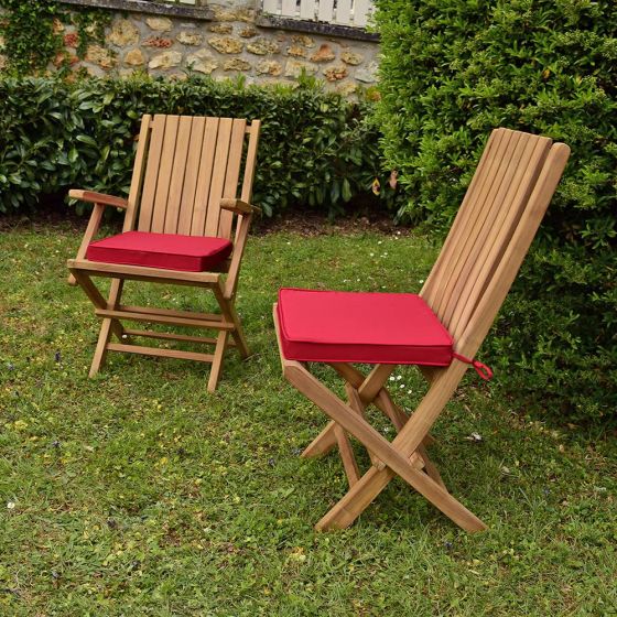 Coussins framboise présentés avec les chaises et fauteuils de jardin en teck Karimun