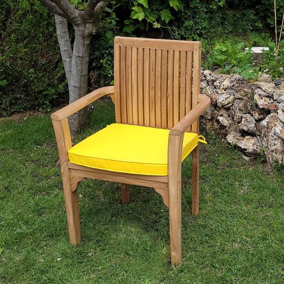 Coussin jaune moutarde présenté avec le fauteuil de jardin fixe en teck Lombok