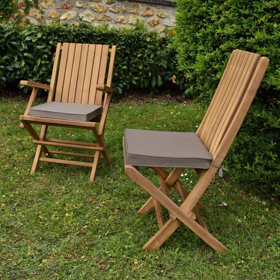 Coussins taupe présentés avec les chaises et fauteuils en teck Karimun