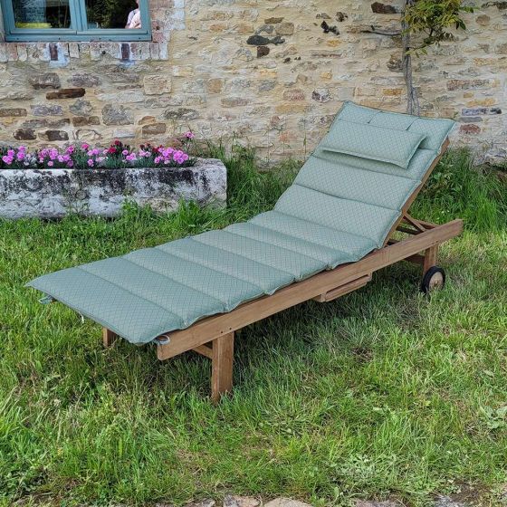 Matelas à motif vert de gris et blanc présenté avec le bain de soleil en teck Palawan