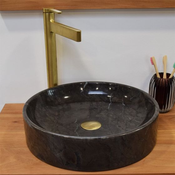 Mitigeur de lavabo vasque Or brossé cascade, Velvet II présenté avec la vasque ne marbre noir Irina