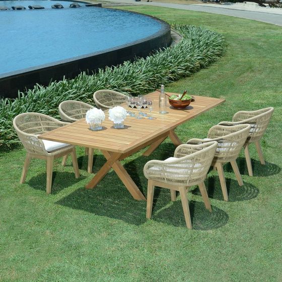 Salon de jardin en teck qualité Ecograde Talang - table extensible 1.74 à 2.34 m et 6 fauteuils Lounge en résine tressée et pieds en teck massif et coussins écrus