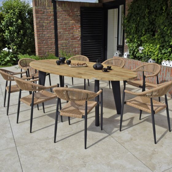 Table en teck recyclé 240 cm, Elfe présentée avec 8 chaises Casamance