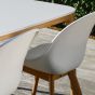 Détail de la table avec pieds en teck et plateau en Duranite® blanc Kimito et des chaises Khol
