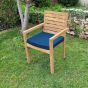 Coussin bleu marine présenté avec le fauteuil fixe de jardin en teck Tivoli
