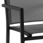 Détail de la chaise avec accoudoirs alu anthracite textilène gris Bari
