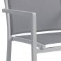 Détail de la chaise de jardin avec accoudoirs en alu blanc textilène gris clair Bari