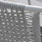 Détail des cordes tressées en textilène blanc chiné de la chaise de jardin Forli