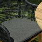 Détail du fauteuil de jardin avec pieds en teck massif et assise en résine tressée noire Lounge