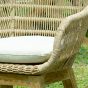 Détail de l'assise en résine tressée Viro® coloris naturel du fauteuil de jardin Lounge
