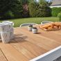 Détail du plateau en teck de la table de jardin avec piétement en alu blanc 220 x 100 cm Corsica