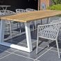 Table en alu blanc et teck massif 240 cm, Mucen présentée avec les fauteuils de jardin Lula 