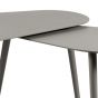 Détail des tables basses gigognes en aluminium gris, Gabon