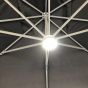 Lumière LED Lumna positionnée au centre du parasol déporté avec réglage de l'intensité lumineuse