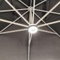 Lumière LED Lumna positionnée au centre du parasol déporté 