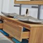 Tiroirs avec prise en main intégrée et fermeture silencieuse du meuble sous vasque suspendu en teck massif 120 cm, Khartane