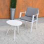Table basse en aluminium blanc Sorrento présentée avec le fauteuil de jardin Esterel