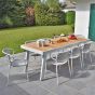 Table de jardin avec piétement en alu blanc et plateau teck  220 x 100 cm Corsica présentée avec les chaises en métal et corde tressée blanche Forli